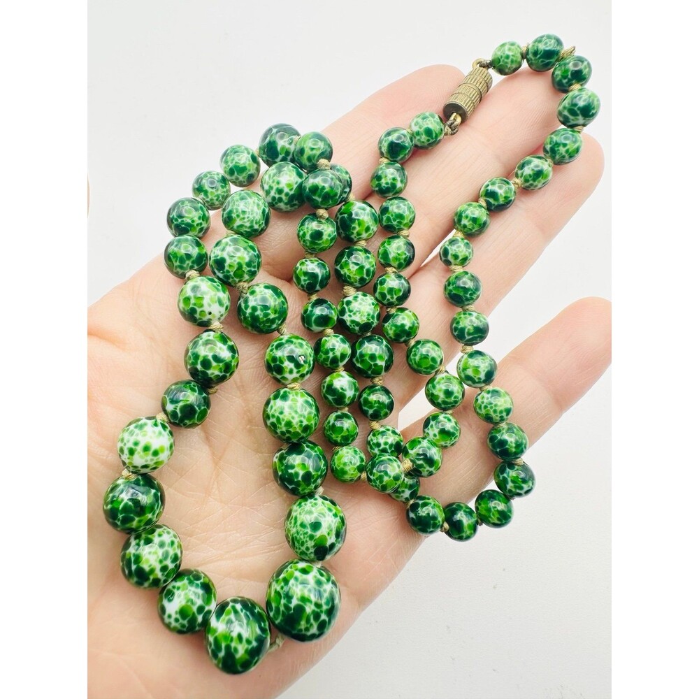 Vintage green graduated porcelain beaded necklace 22”